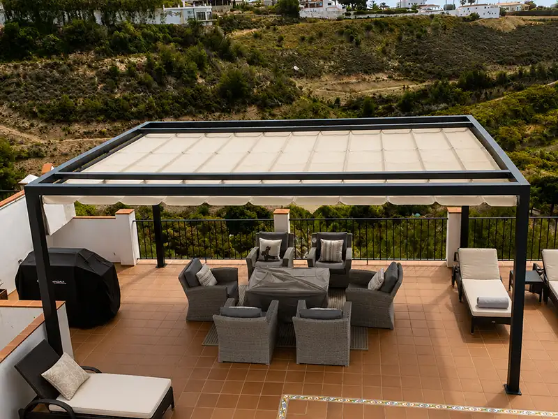 Estructura con palillería móvil, pérgola de aluminio con toldo corredero instalada en terraza con piscina en Málaga.