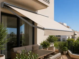 ¿qué toldo quita más el calor? toldo articulado con cofre con lona de color arena en balcón de una vivienda de Málaga