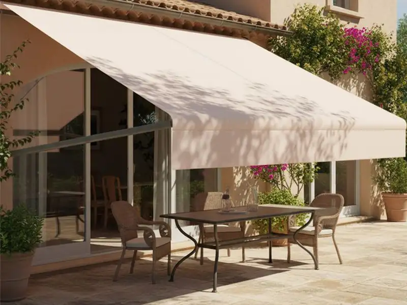 Toldos y pérgolas en Málaga, en una terraza de una cafetería de colores beige y arena