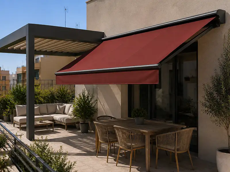 Instalación de toldo y pérgola de lona de color arena y toques de aluminio en negro en balcón de ático de Málaga con permiso de instalación y licencia