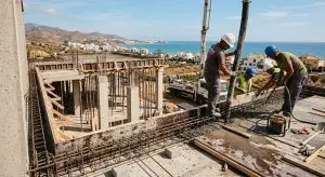 Licencia de obra Málaga para estructura de hormigón armado vertida con bomba de hormigón junto al mar