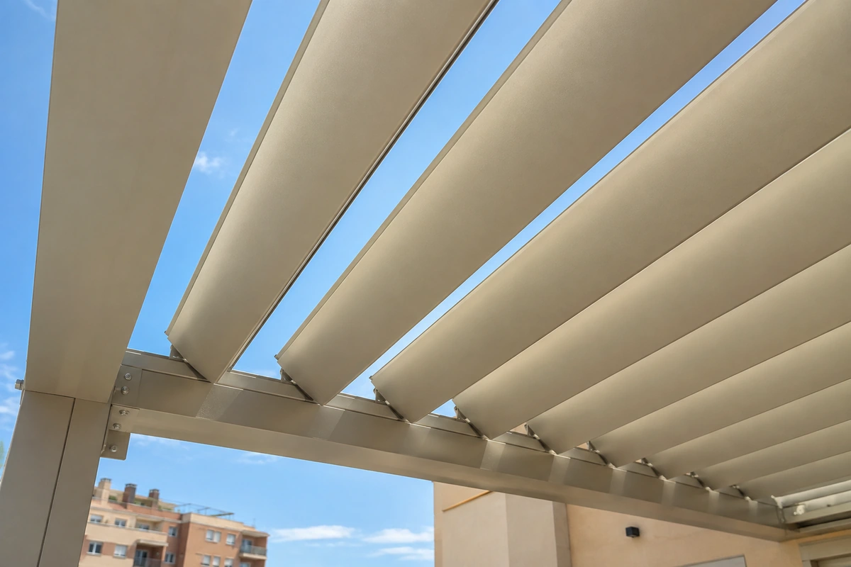 Lamas orientables de aluminio de una pérgola bioclimática vistas de cerca