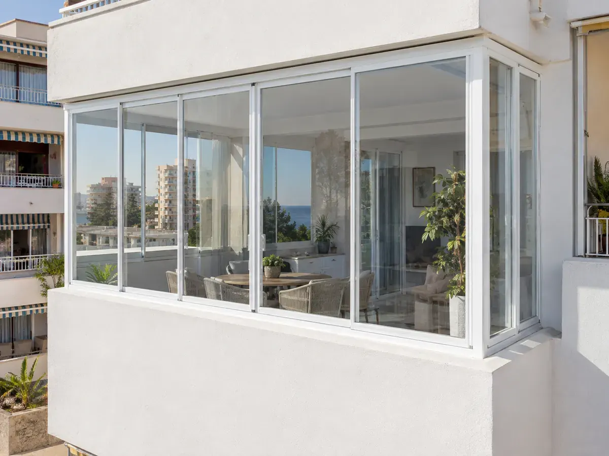 Cerramiento de terraza de aluminio blanco Cerramiento de terraza de aluminio blanco y cristal en un piso con vistas al mar en Málaga