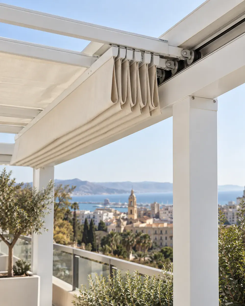 Palillería móvil plegada Lona de la palillería móvil plegada en un extremo de una pérgola de aluminio blanco