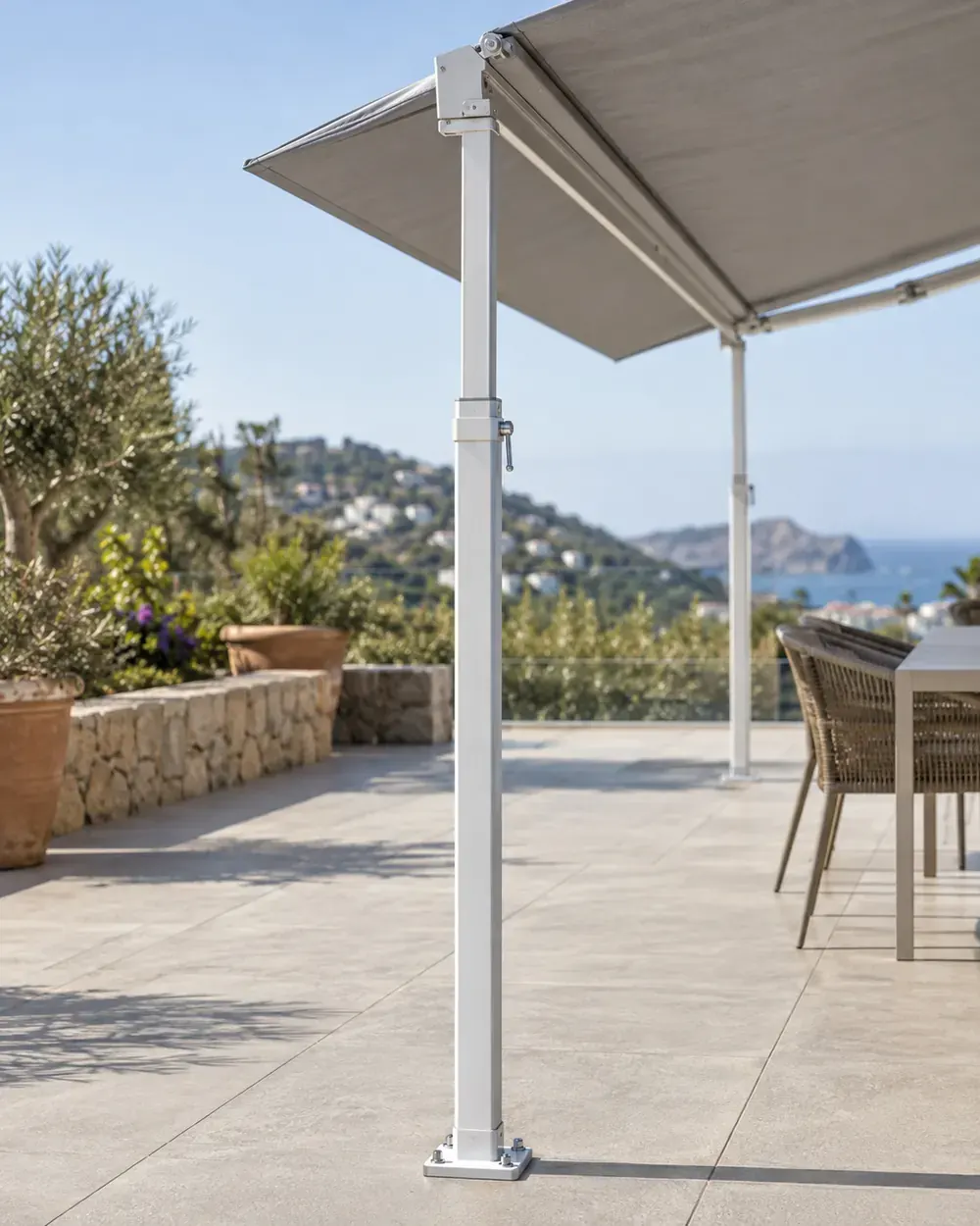 Pata telescópica de toldo Pata telescópica regulable de aluminio blanco de un toldo articulado con patas en una terraza