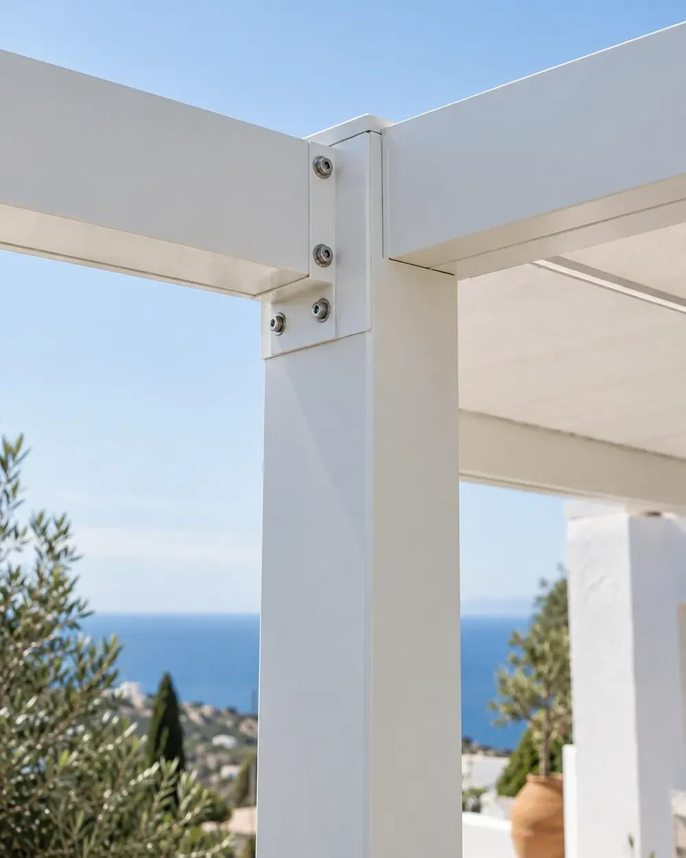 Perfiles de aluminio lacado para pérgola Unión de perfiles de aluminio lacado blanco con tornillería inoxidable en una pérgola