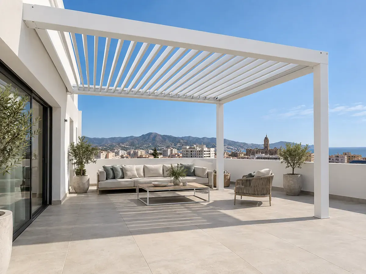 Pérgola bioclimática adosada Pérgola bioclimática adosada a la fachada de un ático con vistas a la ciudad