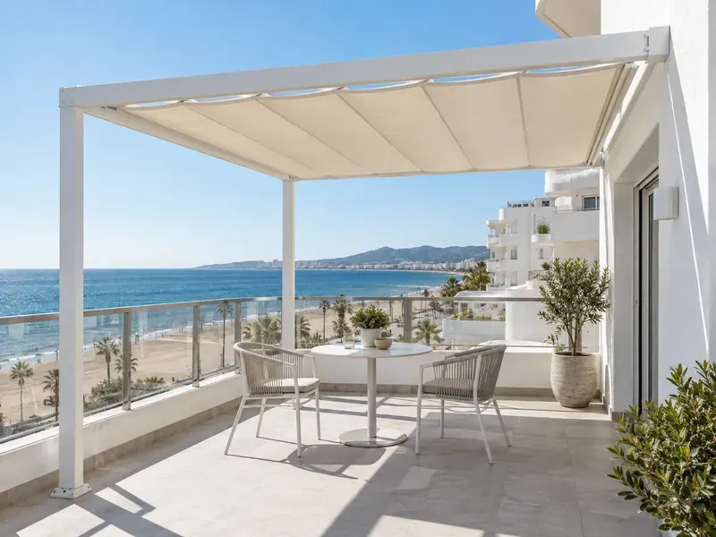 Pérgola de aluminio para apartamento de playa Pérgola de aluminio blanco con lona en la terraza de un apartamento frente a la playa
