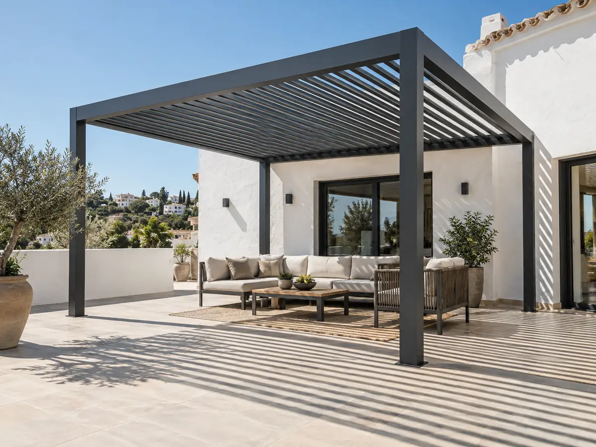 Pérgola de aluminio con lamas fijas Pérgola de aluminio antracita con techo de lamas fijas sobre la terraza de una vivienda