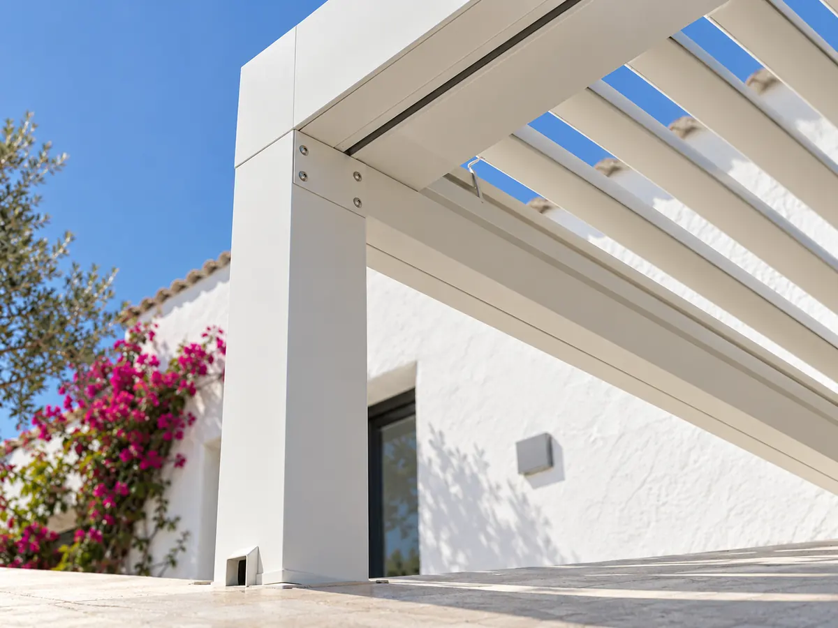 Parts of a bioclimatic pergola: aluminium post, beam with built-in gutter and adjustable louvres