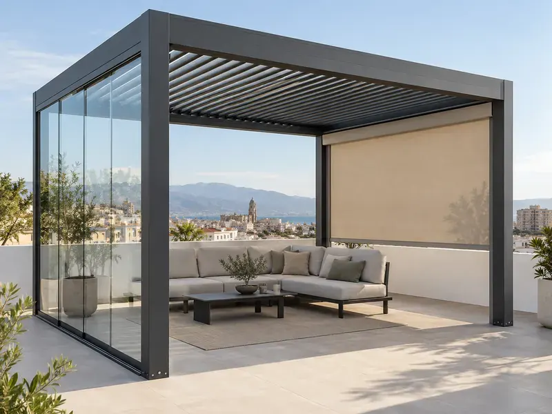 Pérgola con cerramiento lateral Pérgola bioclimática antracita con cerramiento lateral de cristal y estor en un ático