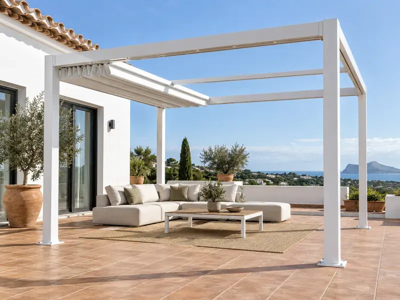 Pérgola con lona corredera Pérgola de aluminio blanco con la lona corredera recogida en un extremo