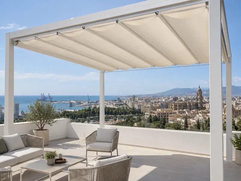 Pérgola con palillería en Málaga capital Pérgola con palillería en una terraza con vistas a la catedral y al puerto de Málaga
