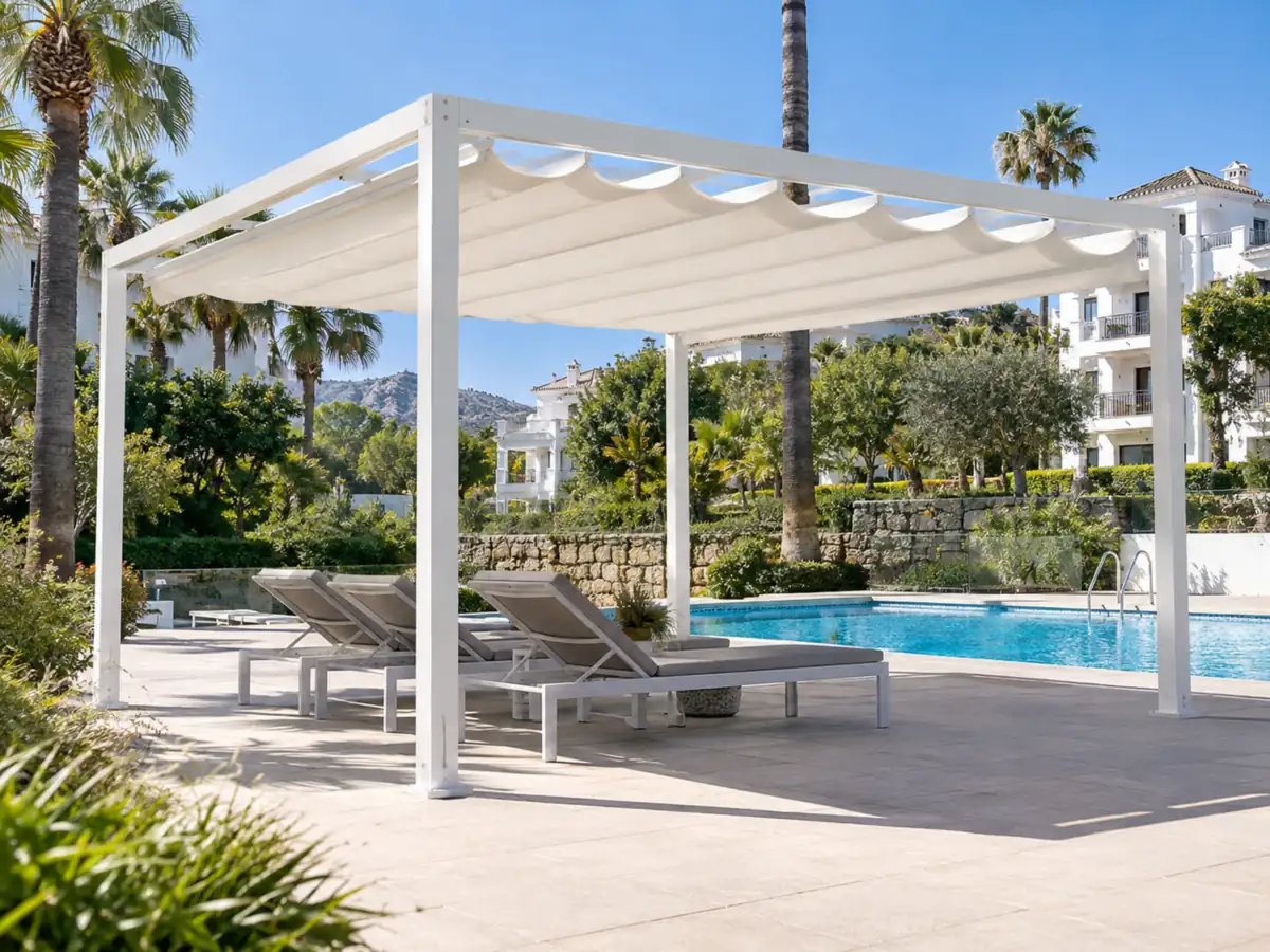 Pérgola para zonas comunes Pérgola de aluminio blanco con lona en la zona común junto a la piscina de una comunidad