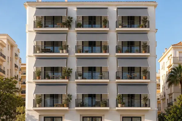 Permiso para instalar un toldo Permiso para instalar un toldo: fachada de una comunidad de vecinos con toldos iguales
