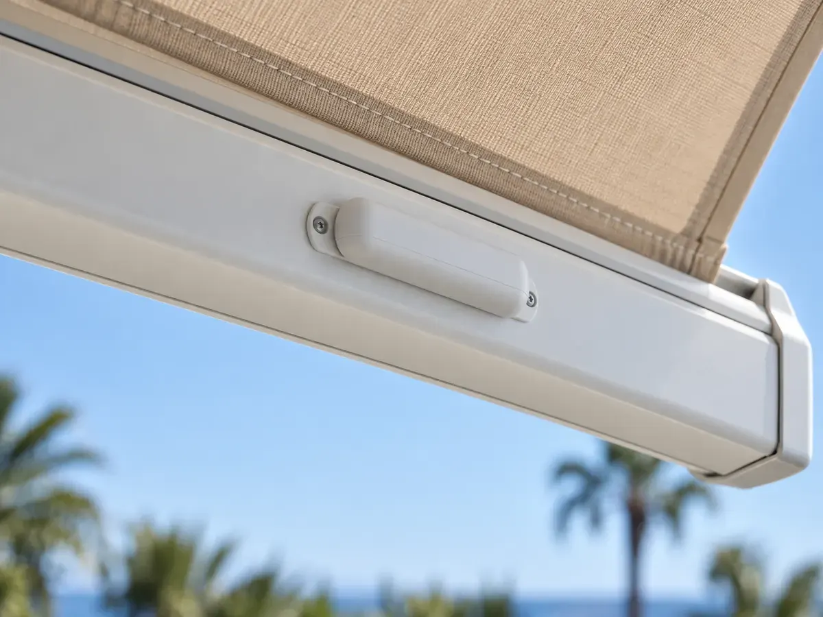 Sensor de viento para toldo cofre Sensor de viento en la barra de carga de un toldo cofre con lona beige