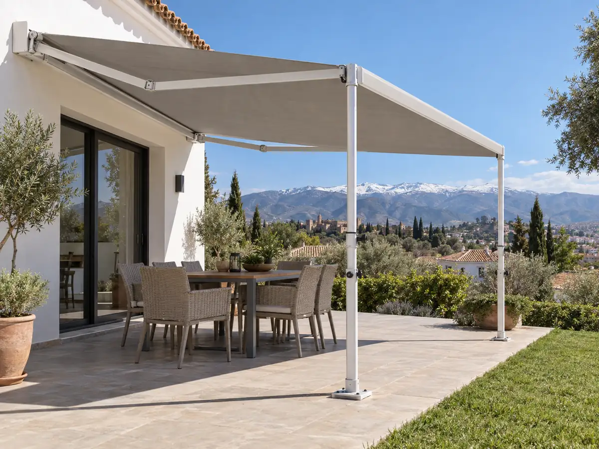 Toldo con patas en Granada Toldo articulado con patas telescópicas en el jardín de un chalet de Granada con Sierra Nevada al fondo