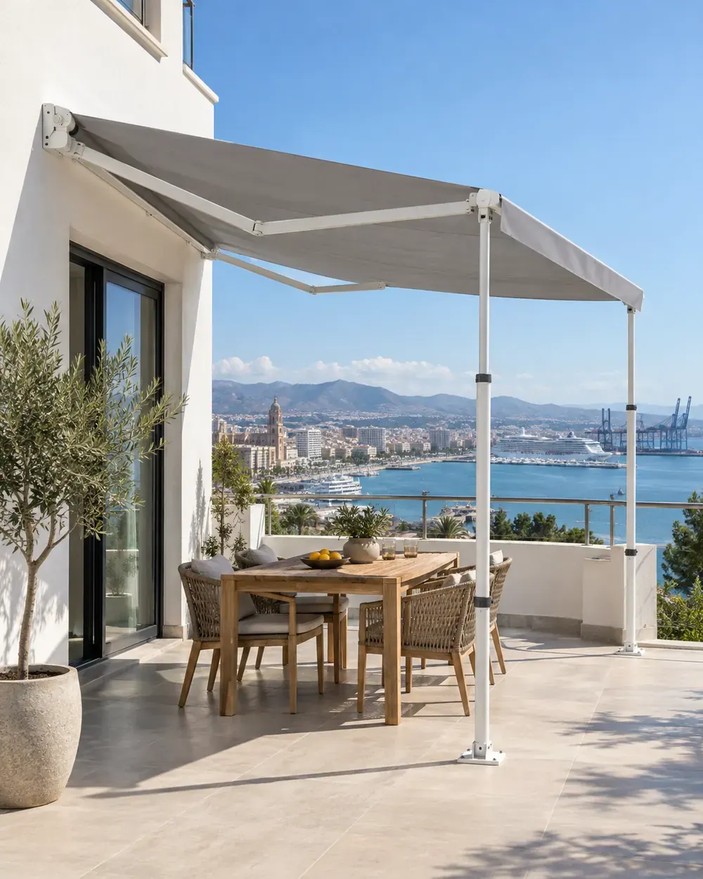 Toldo con patas en Málaga Toldo con patas telescópicas en una terraza con vistas al puerto de Málaga