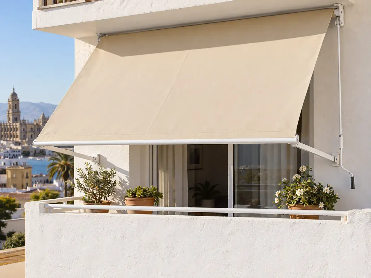 Toldo punto recto para balcón Toldo punto recto manual con lona beige en el balcón de un piso en Málaga