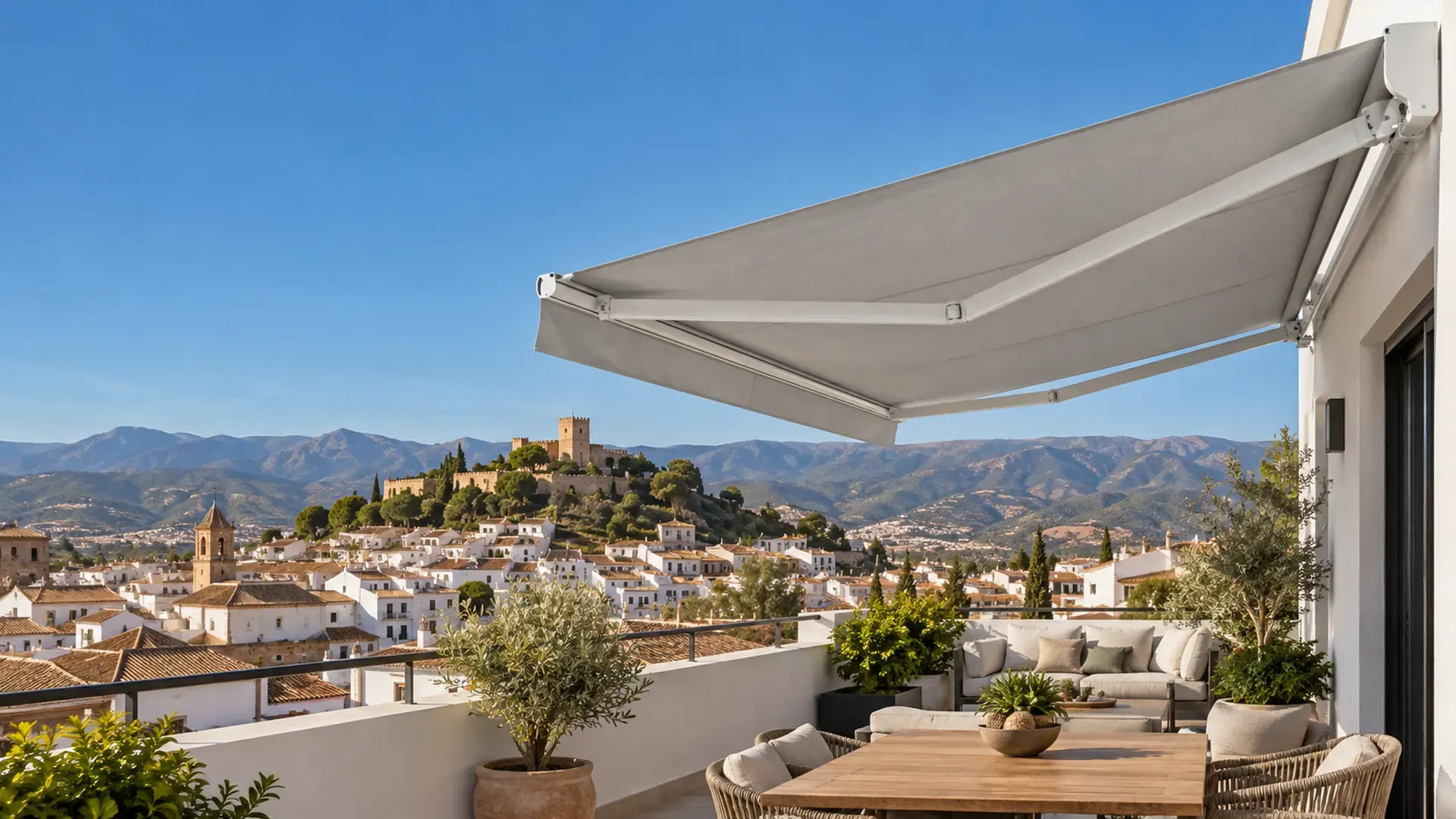 Toldos en Vélez-Málaga Toldos en Vélez-Málaga: toldo articulado en un ático con vistas al casco histórico y la sierra